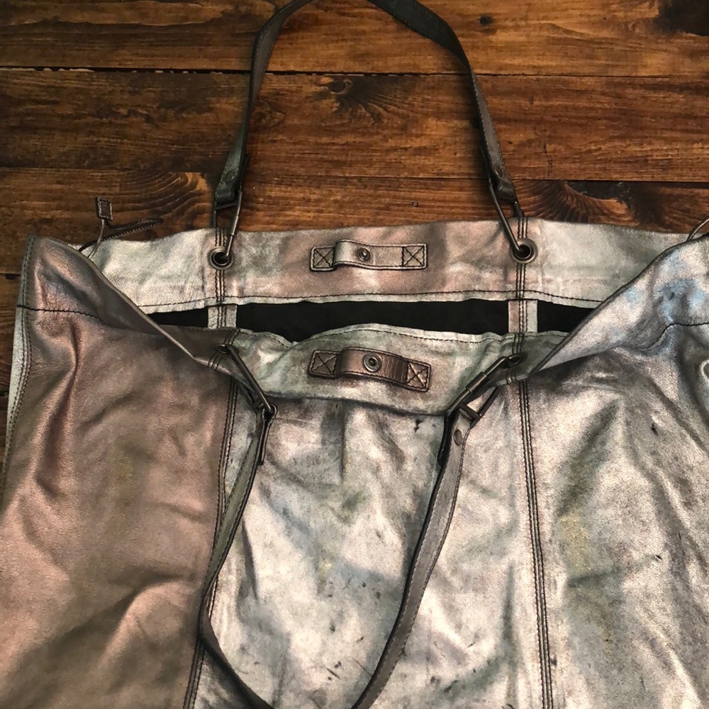 BURBERRY DISTRESSED TOTE - Picture 4 of 7